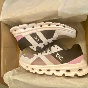 On Cloudrunner On Running Womens Heron & black size 8 (recommended for size 7.5)